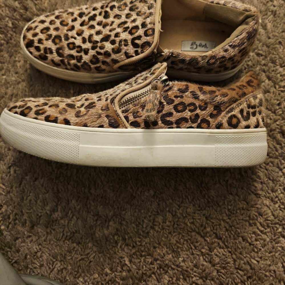 Size 10 faux cheetah print athletic slides